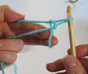 Sliding knot loop off fingers web